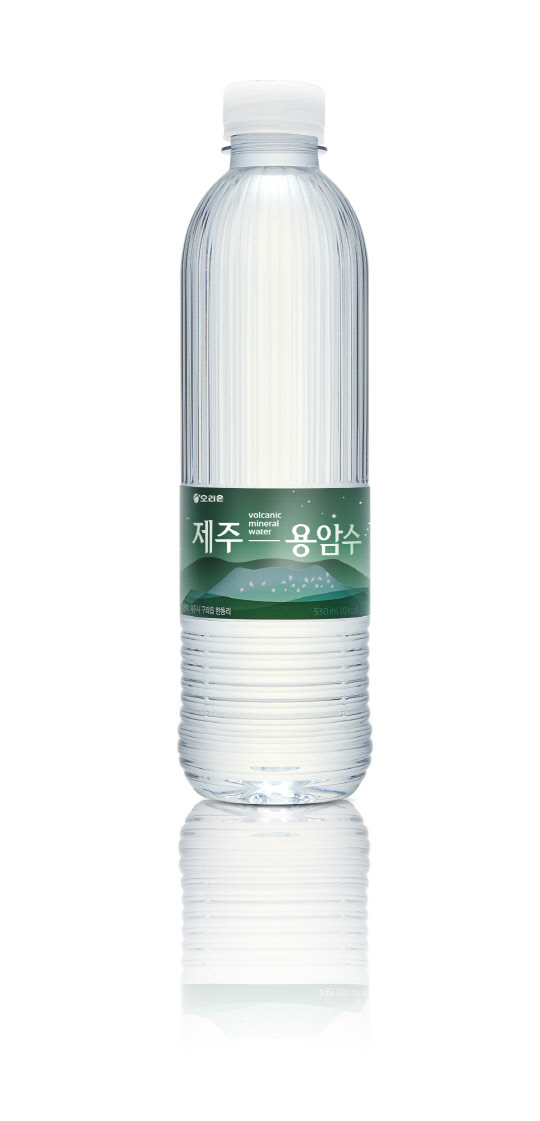 오리온이 중국 2위 커피 체인과 제주용암수 수출 계약을 체결했다. <오리온 제공>